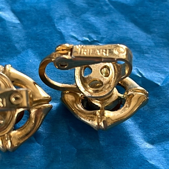 Crown Trifari Tiger Eye Clip Earrings - Picture 3 of 4